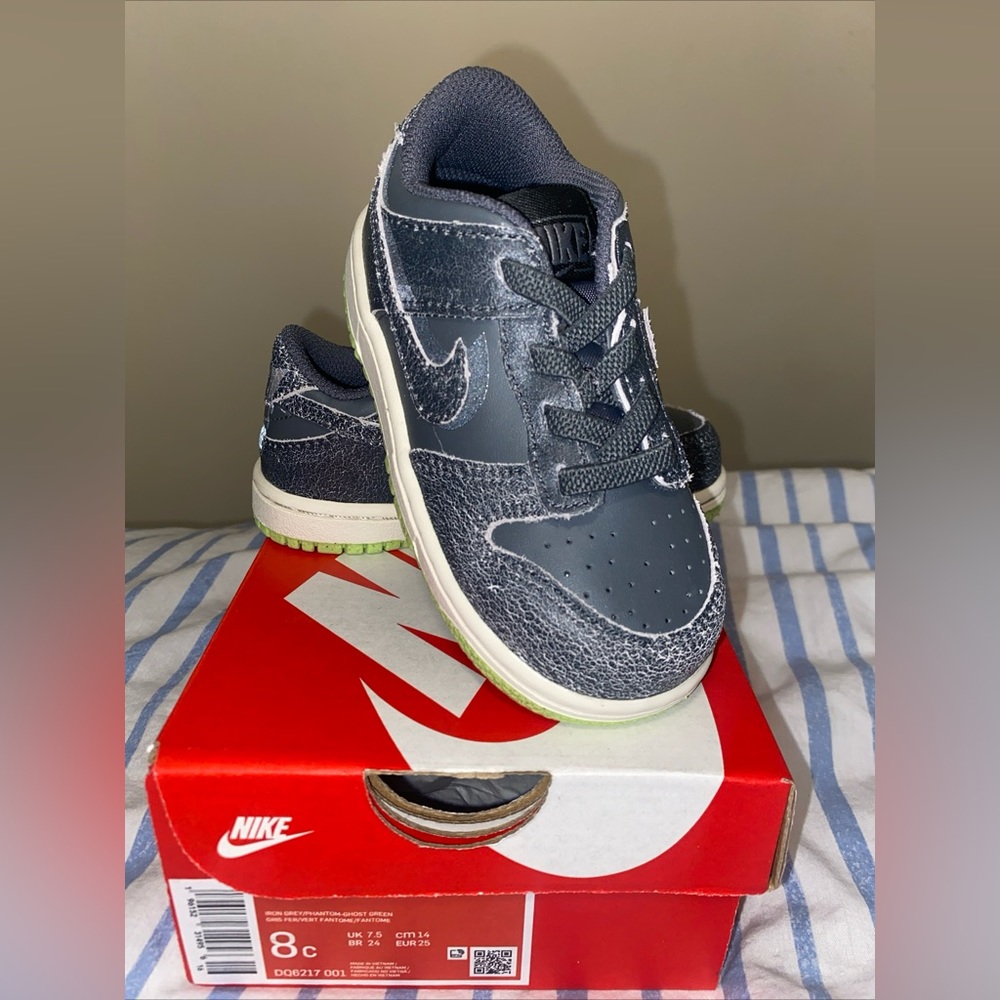 Nike Dunk Low Se (TDE)stylish and comfortable pair of shoes designed for unisex